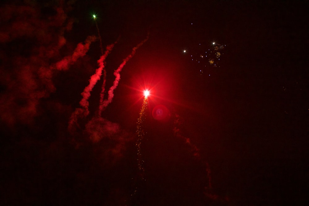 feu d’artifice rouge pendant la nuit