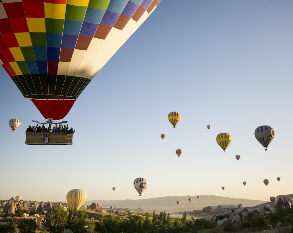 balões de ar quente voando durante o dia