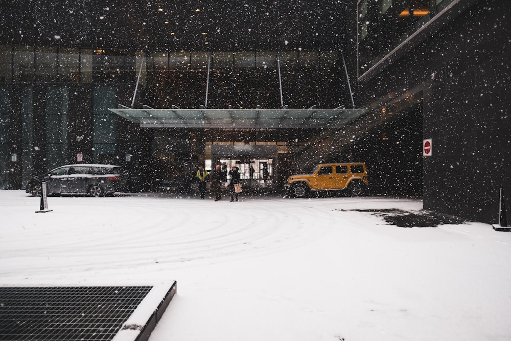 Gelbes Taxi tagsüber auf schneebedecktem Feld