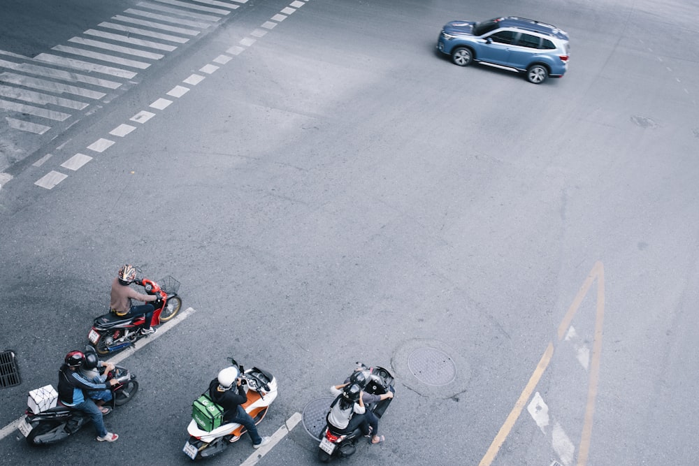 Personas que viajan en motocicleta en la carretera durante el día