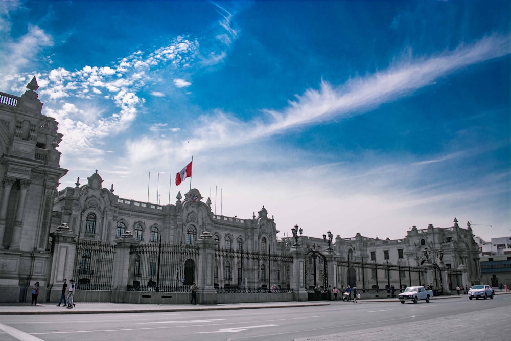 Edificio de hormigón blanco bajo el cielo azul durante el día