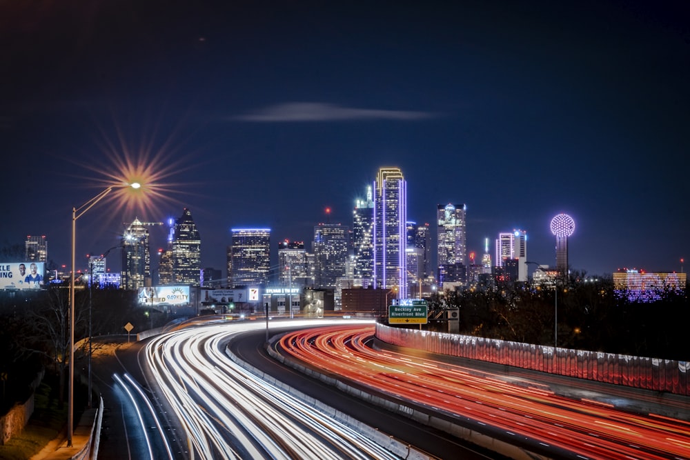 Fotografía de lapso de tiempo de la ciudad durante la noche