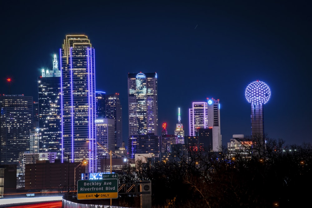 Skyline der Stadt bei Nacht