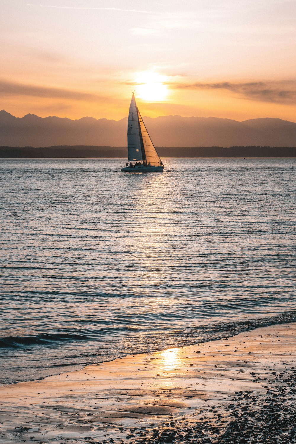 veleiro no mar durante o pôr do sol