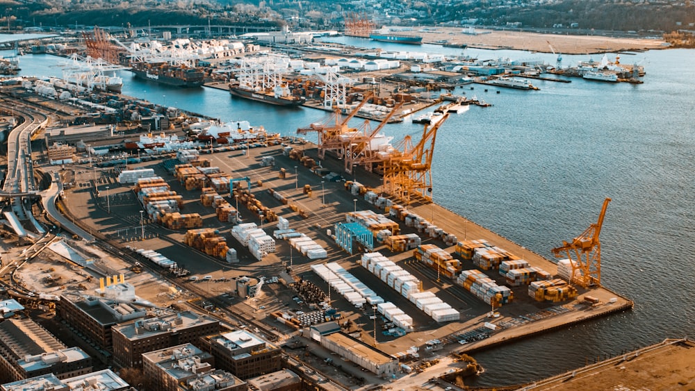 vista aérea de edifícios da cidade perto do corpo de água durante o dia