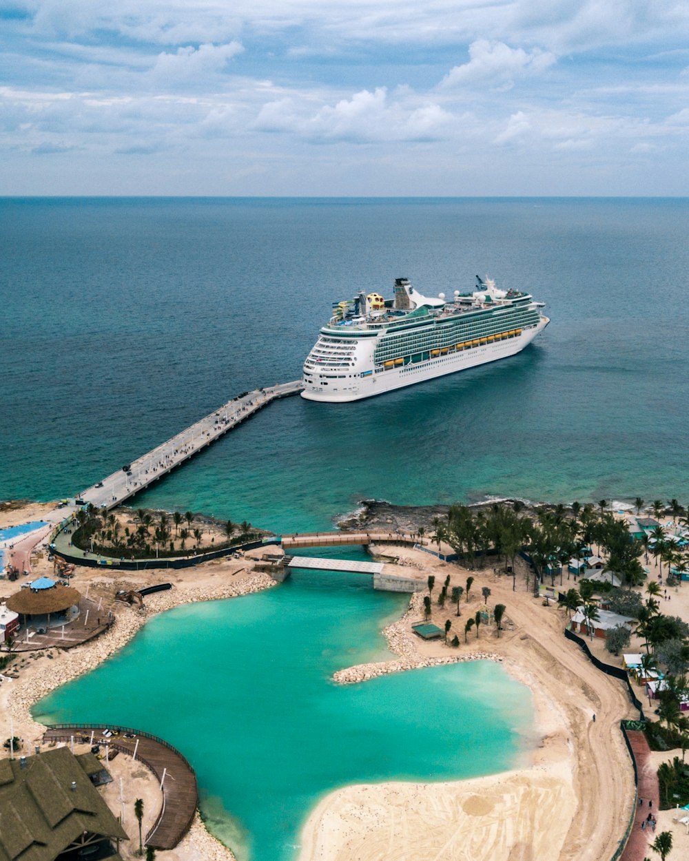 weißes Kreuzfahrtschiff tagsüber auf See