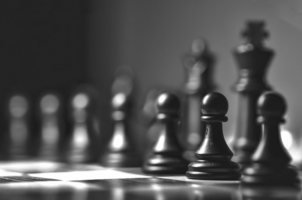 pieza de ajedrez negra en el tablero de ajedrez