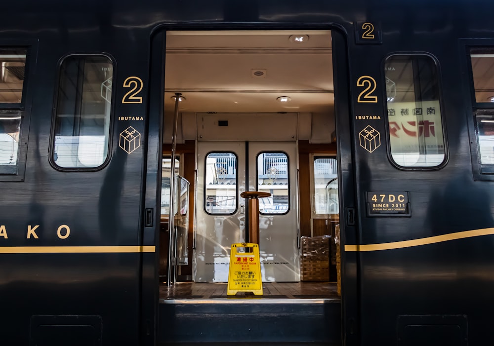 Puerta de tren blanca y amarilla