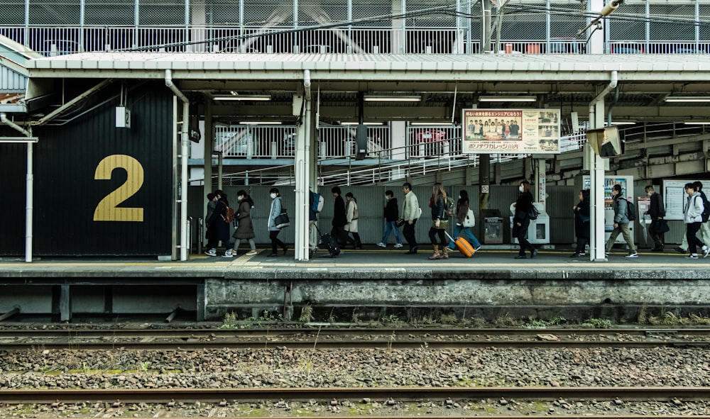 Personas sentadas en la estación de tren durante el día