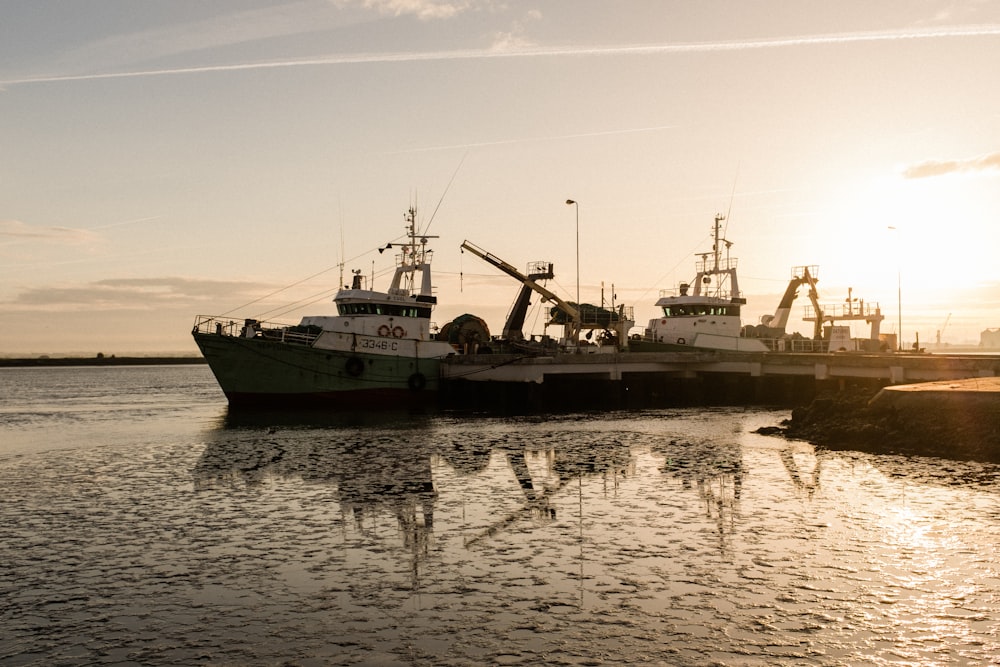 weißes und schwarzes Boot tagsüber auf Gewässern