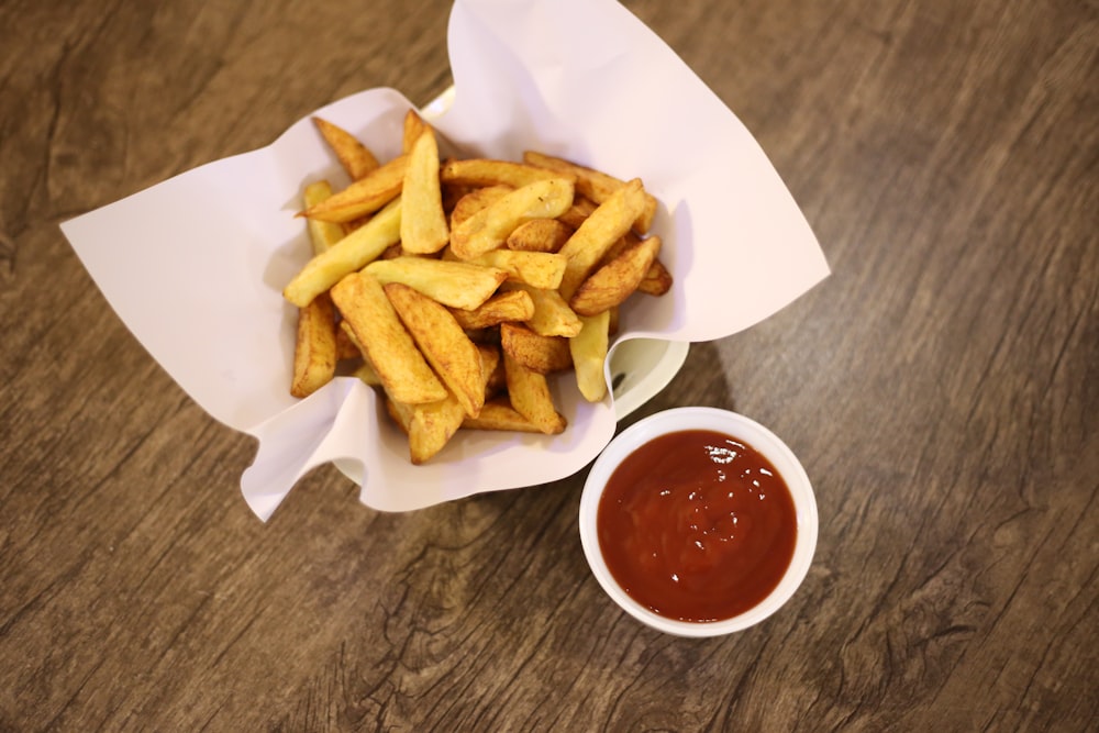 patatas fritas en plato de cerámica blanca