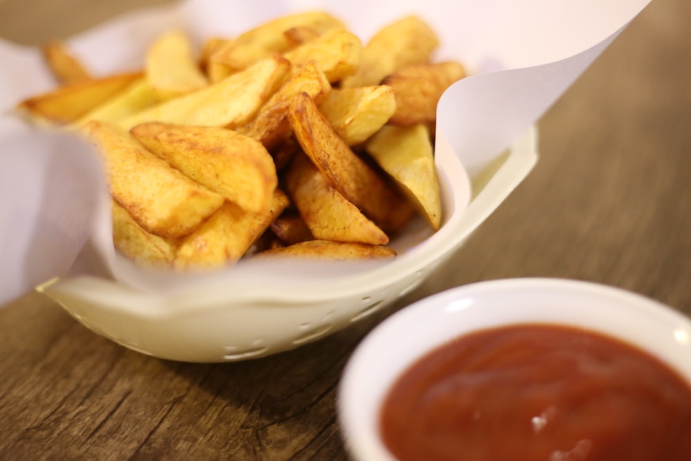 batatas fritas na tigela de cerâmica branca