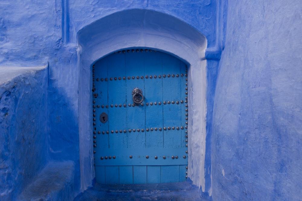 puerta de metal azul con puerta de metal azul