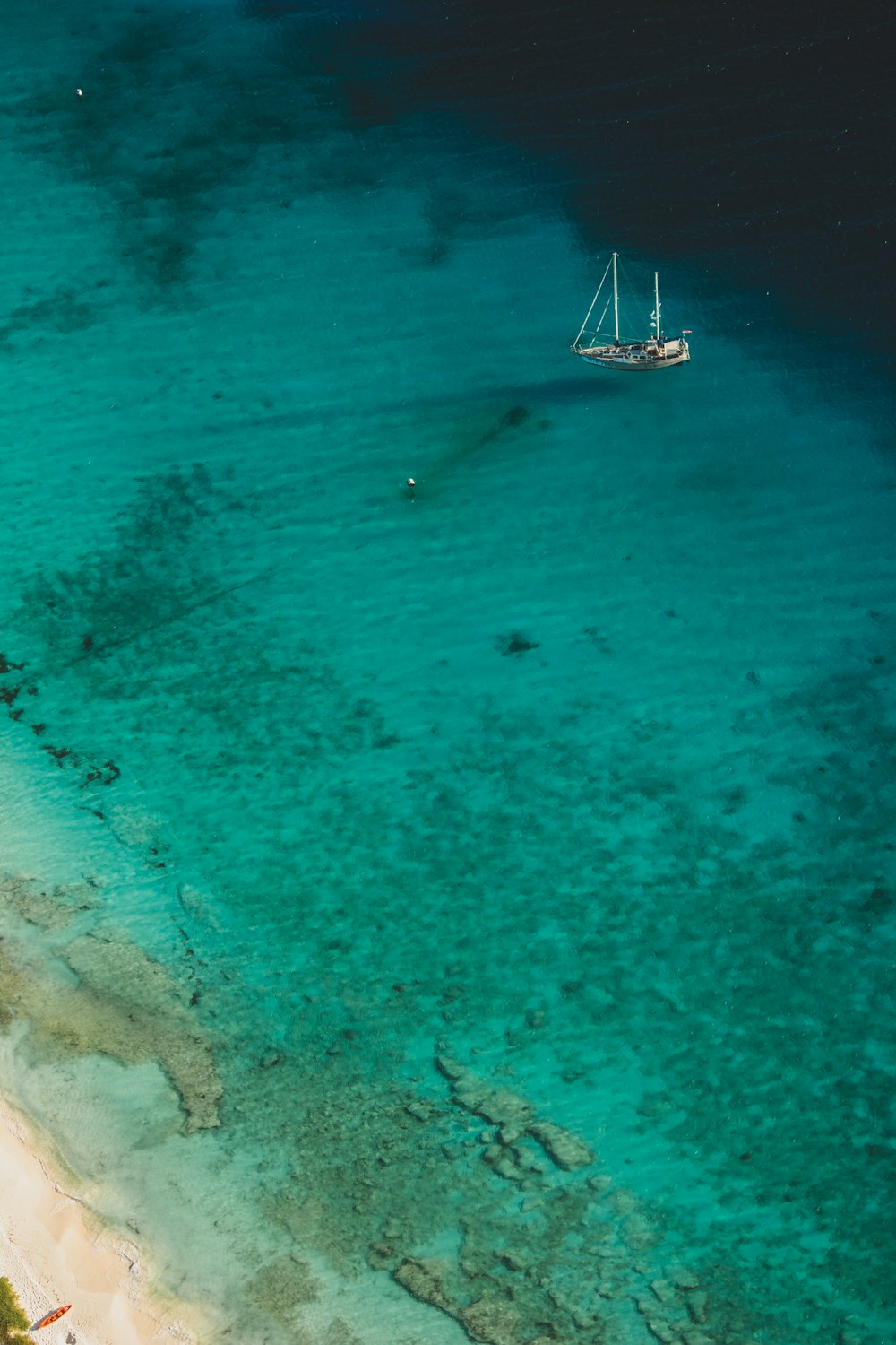 barca a vela bianca sullo specchio d'acqua durante il giorno