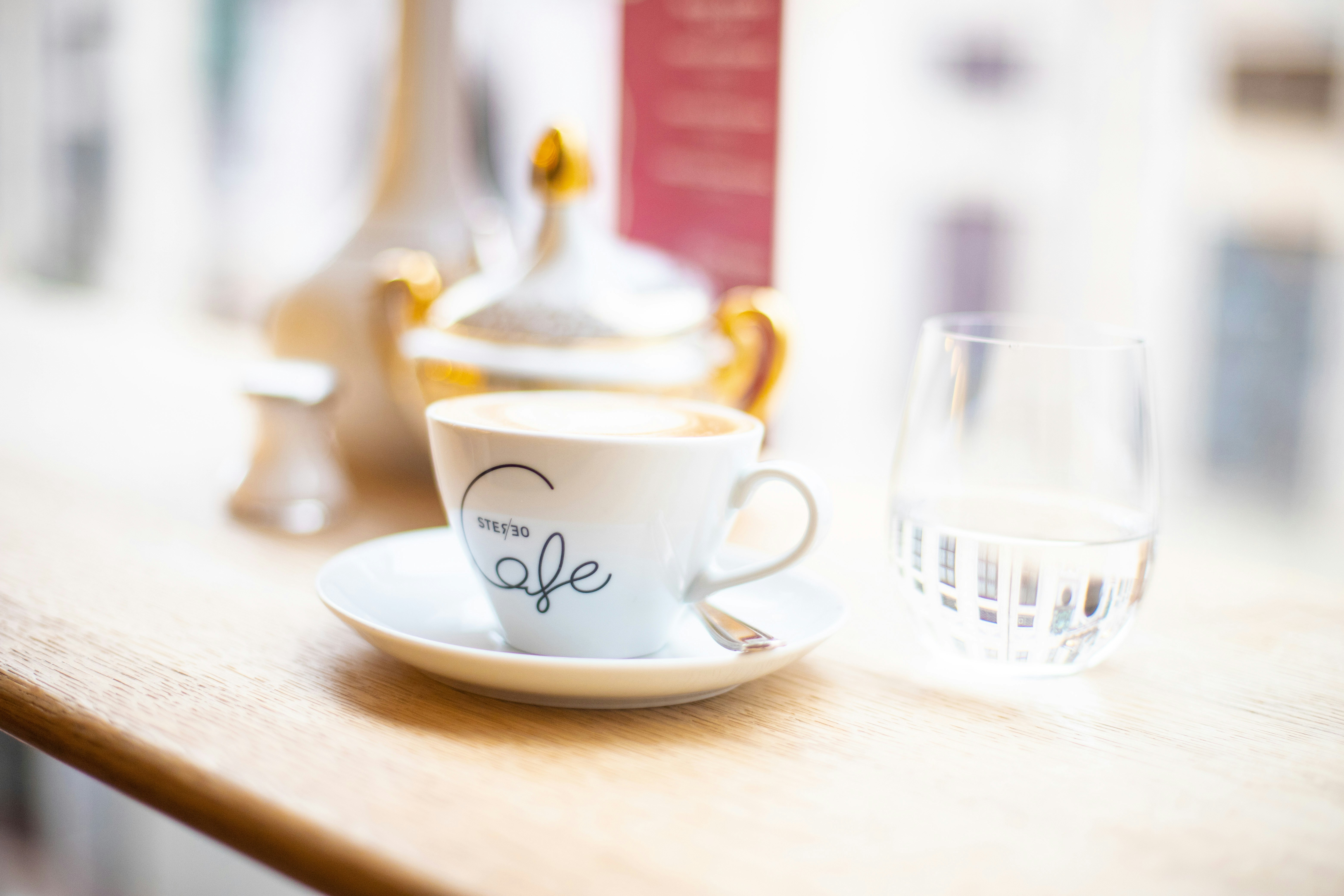 Intérieur chaleureux du Café Lumière, café de spécialité à Genève
