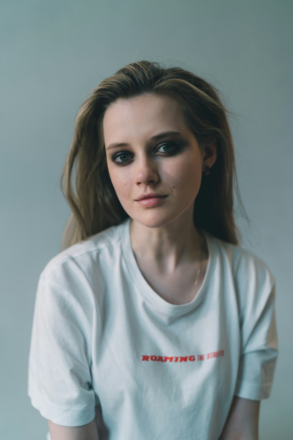 Mujer con camiseta blanca de cuello redondo