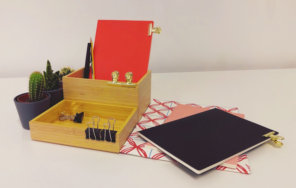 흰색 테이블에 빨간색과 금색 상자