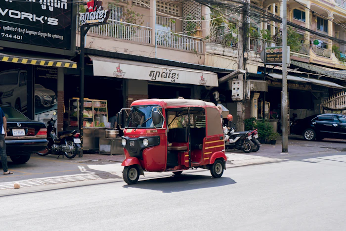Tuk Tuk wartet an einer Straße in Kambodscha