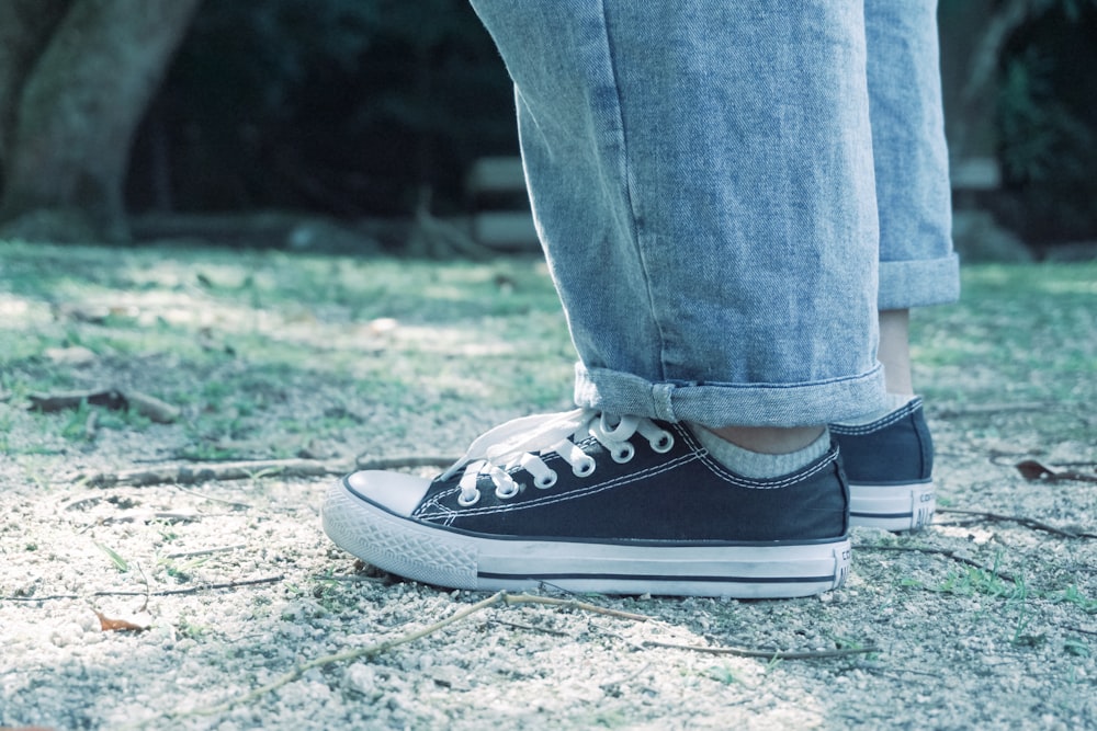 Foto Persona con jeans azules y zapatillas Converse All Star altas en  blanco y negro. – Imagen Azul gratis en Unsplash