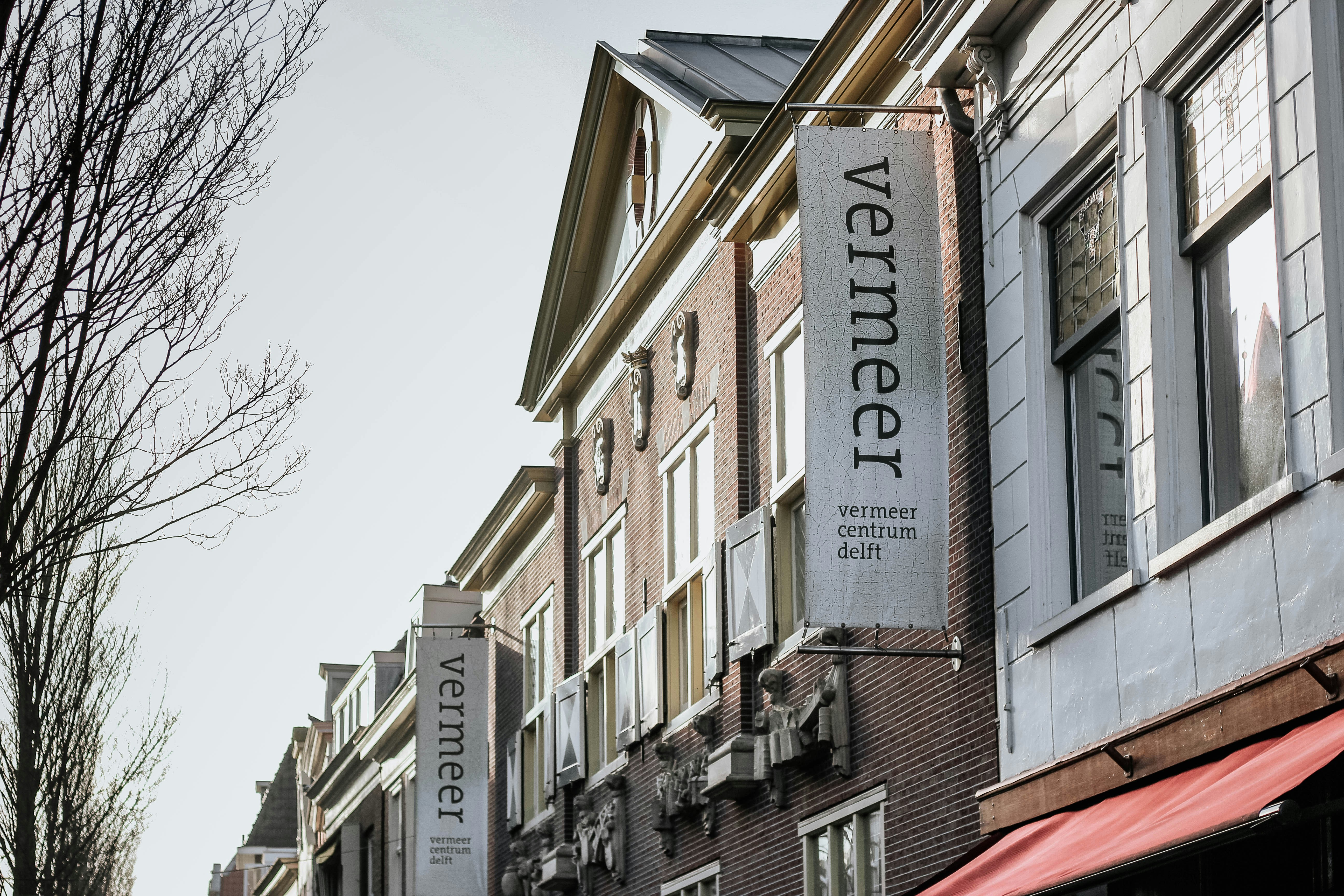 Edificio de hormigón marrón durante el día