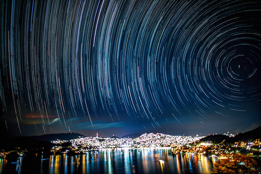 Fotografia Time Lapse delle luci sulla città durante la notte