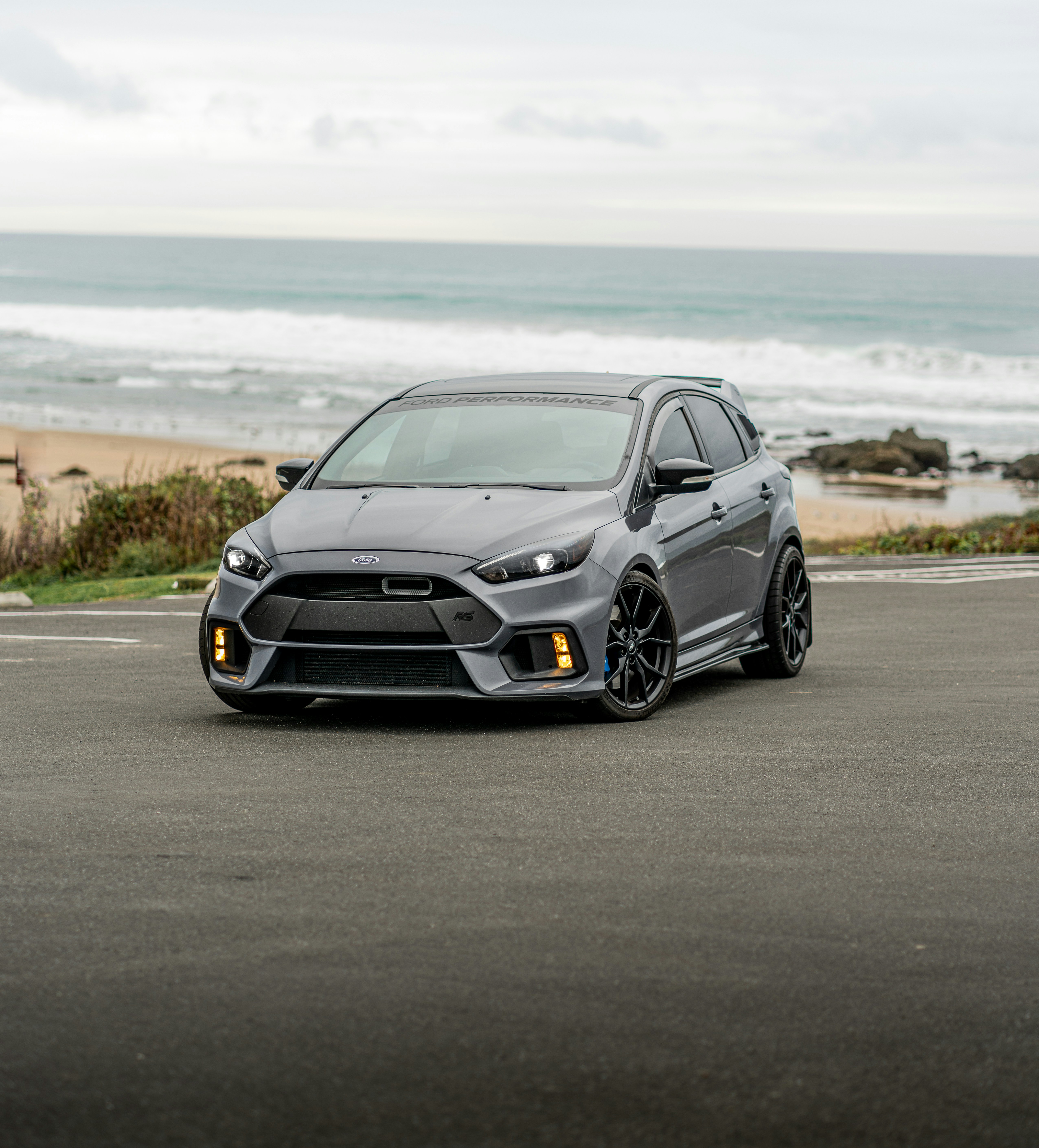 黒のメルセデスベンツクーペが昼間を走る