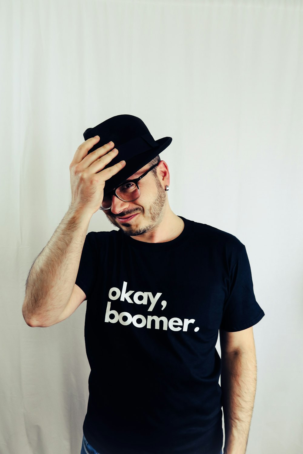 Hombre con camiseta negra de cuello redondo con sombrero Fedora negro