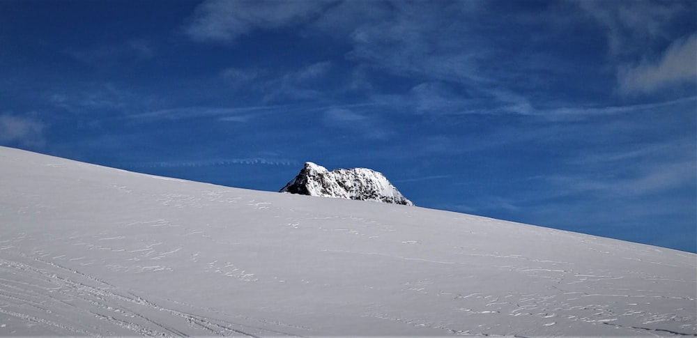 montagna coperta di neve sotto il cielo blu durante il giorno