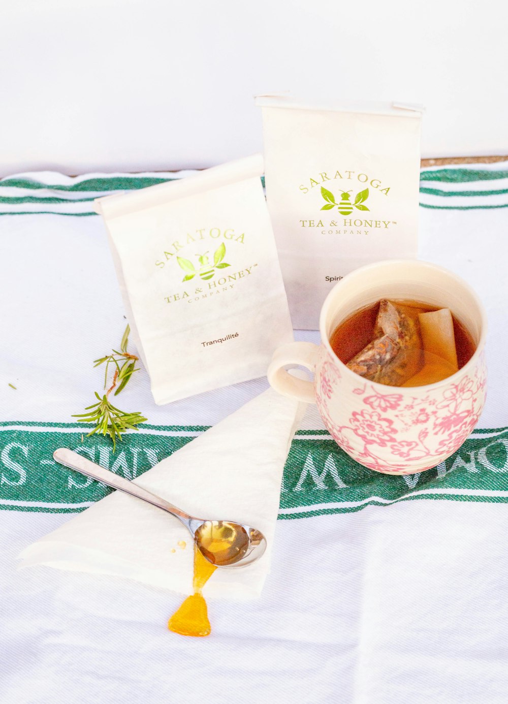 taza de té de cerámica blanca y verde con platillo
