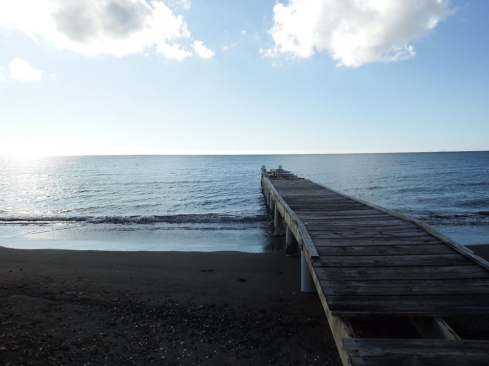 Muelle de madera marrón en el mar durante el día