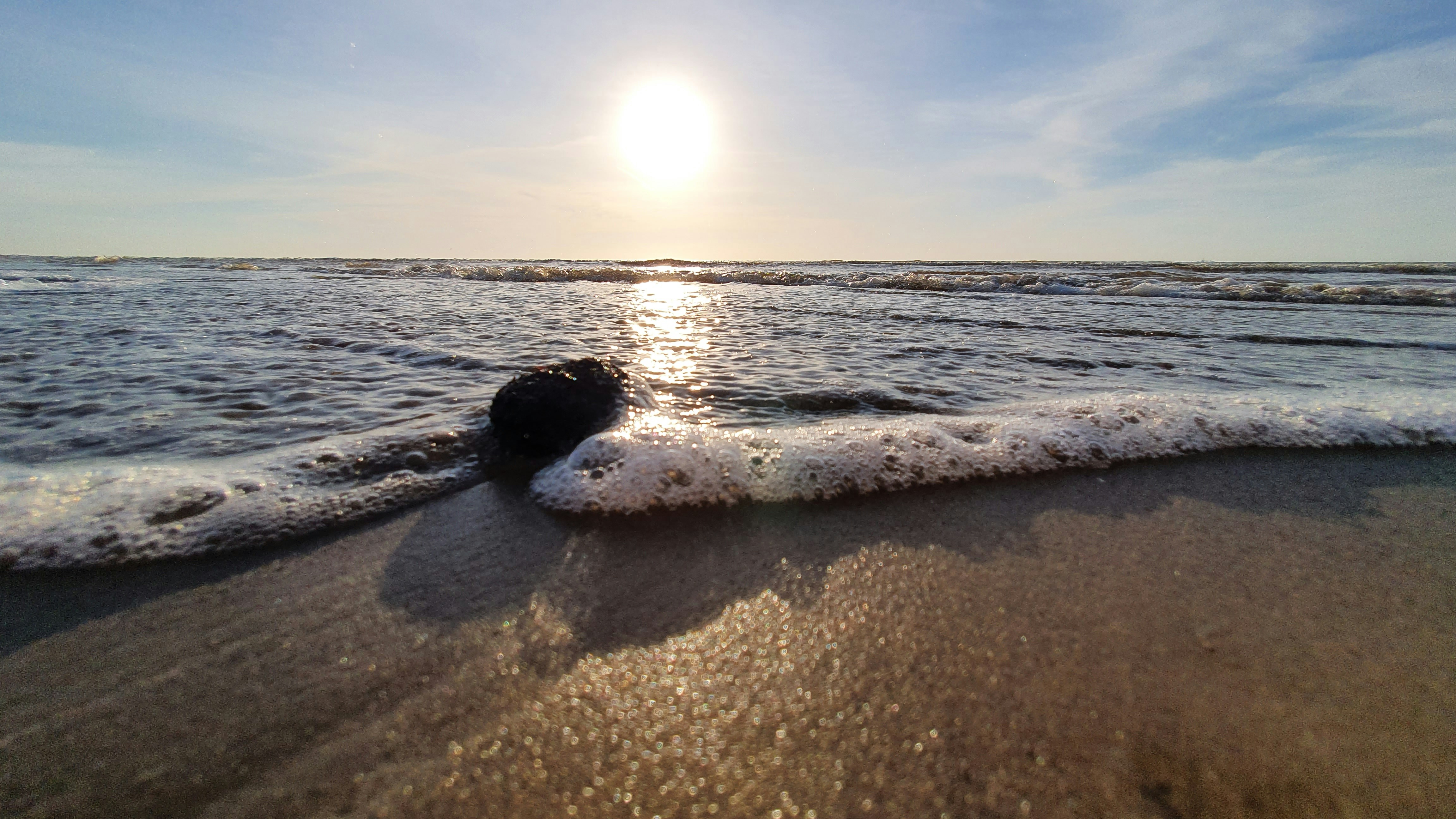 sea waves crashing on shore during daytime, Waves lapping in beach