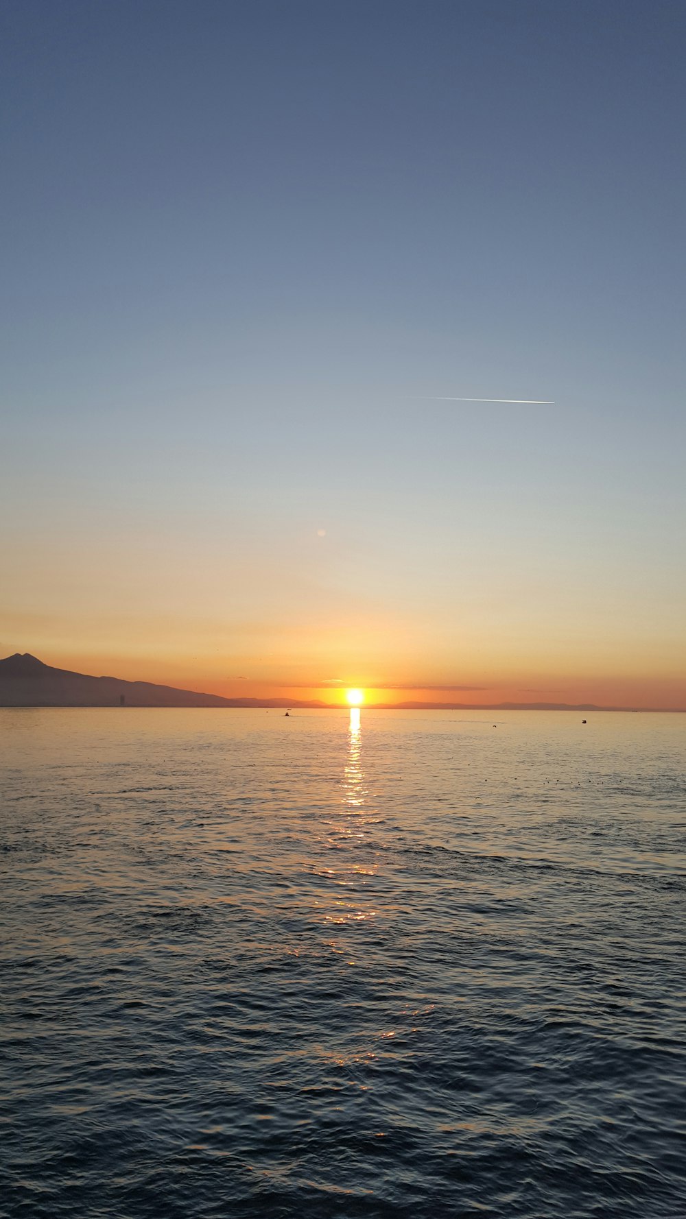 Gewässer bei Sonnenuntergang