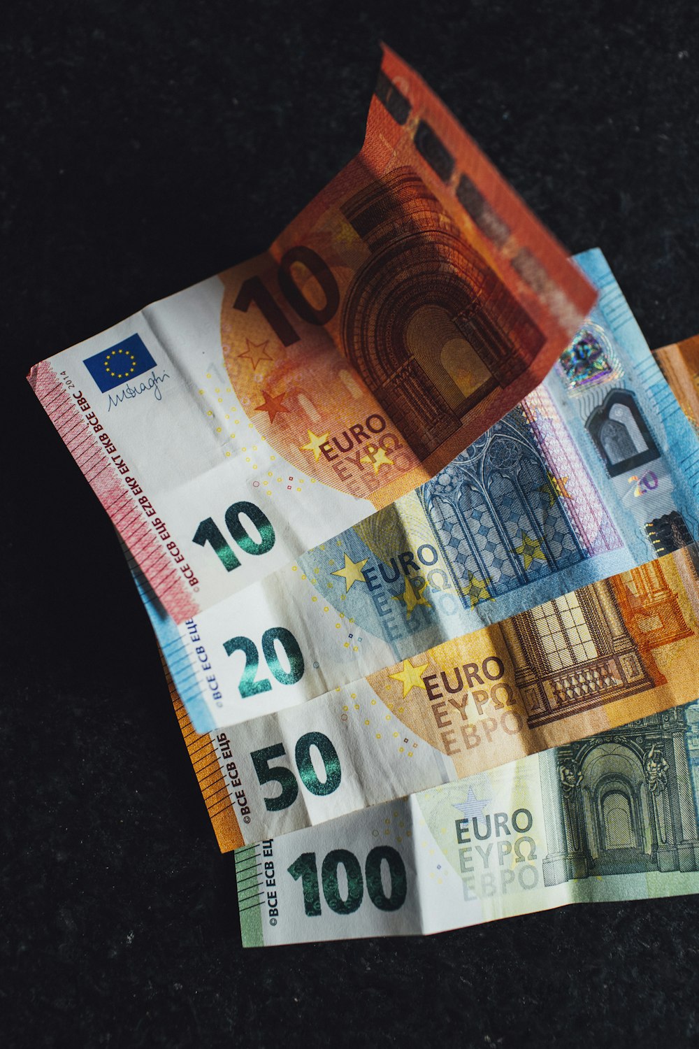 黒の布地に10ユーロ紙幣
