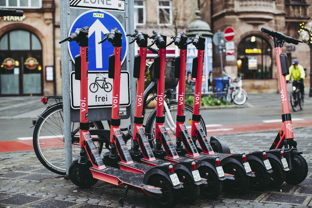 Schwarz-rotes Skateboard auf grauer Betonstraße