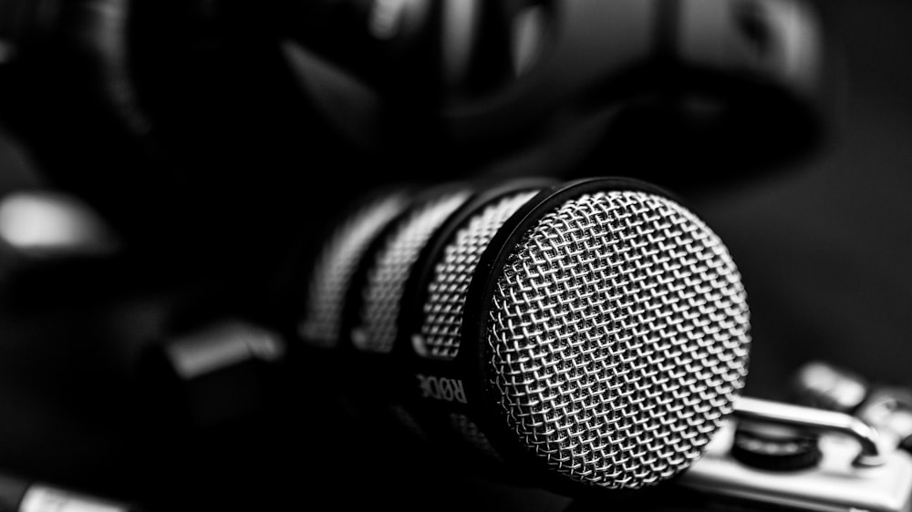 Microfono in bianco e nero su superficie in bianco e nero