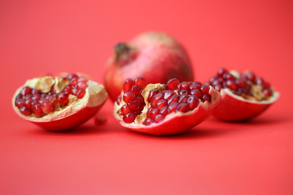 赤いテーブルの上の赤い果物