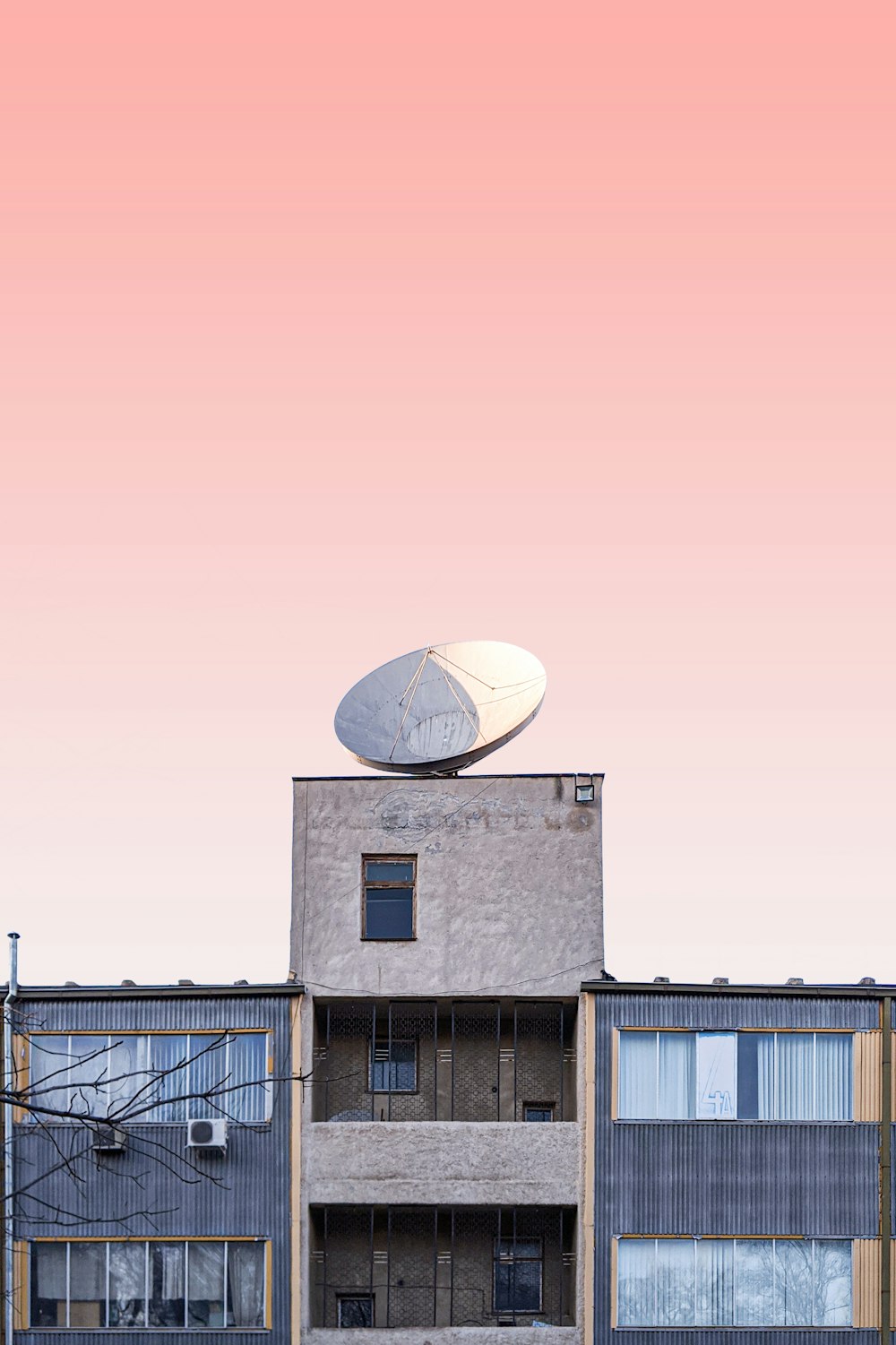 Bâtiment en béton blanc et gris