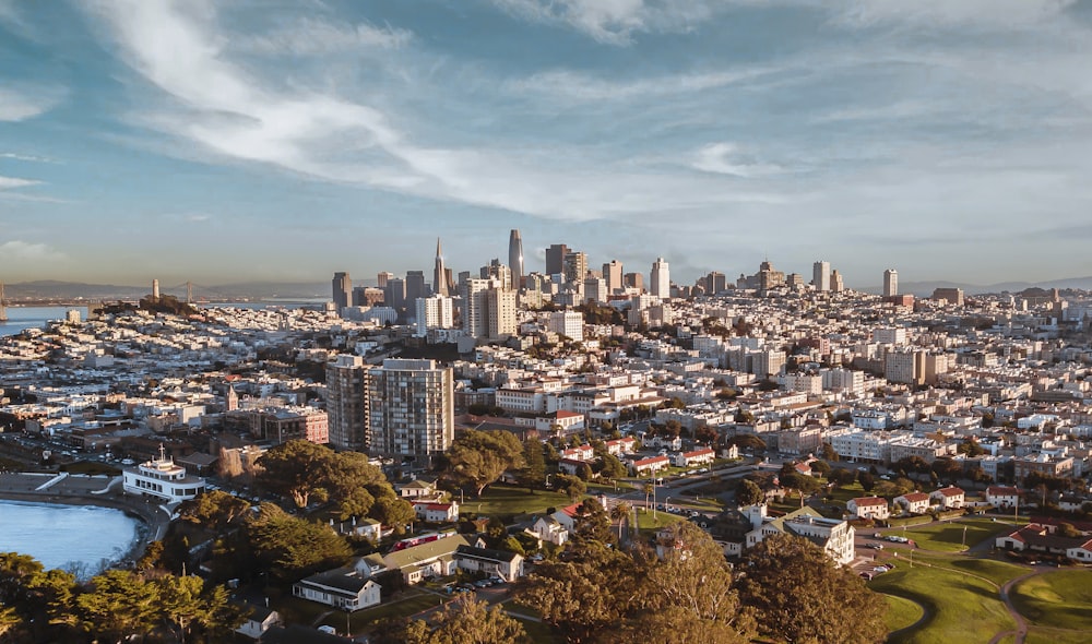 Skyline der Stadt tagsüber unter blauem Himmel