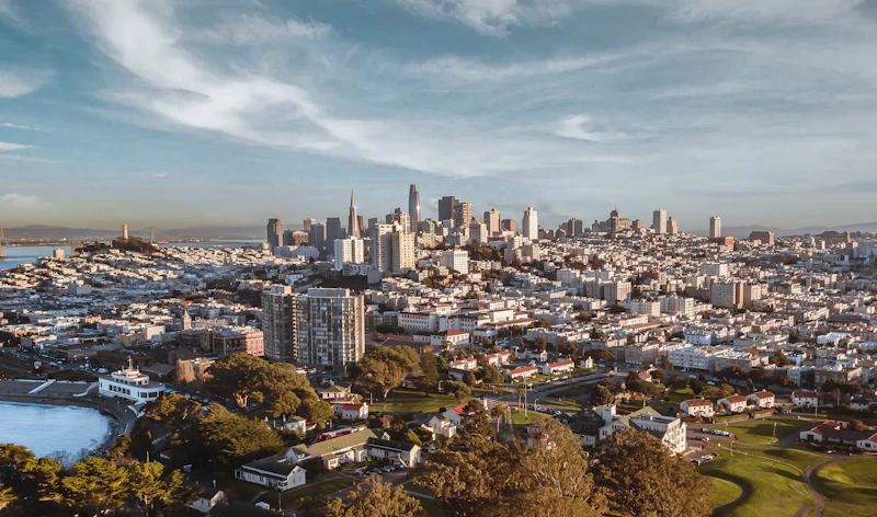 skyline de San Francisco bajo cielo despejado
