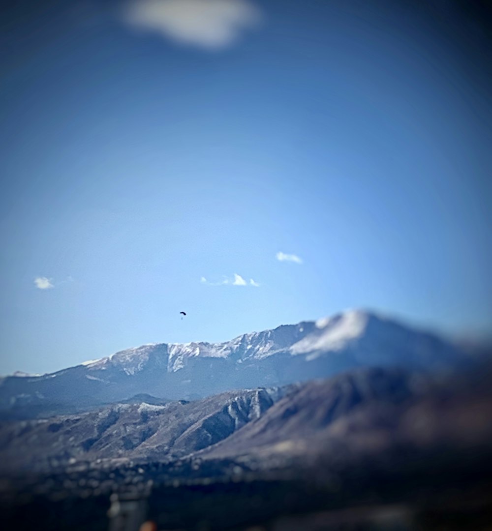 montagnes enneigées sous ciel bleu pendant la journée