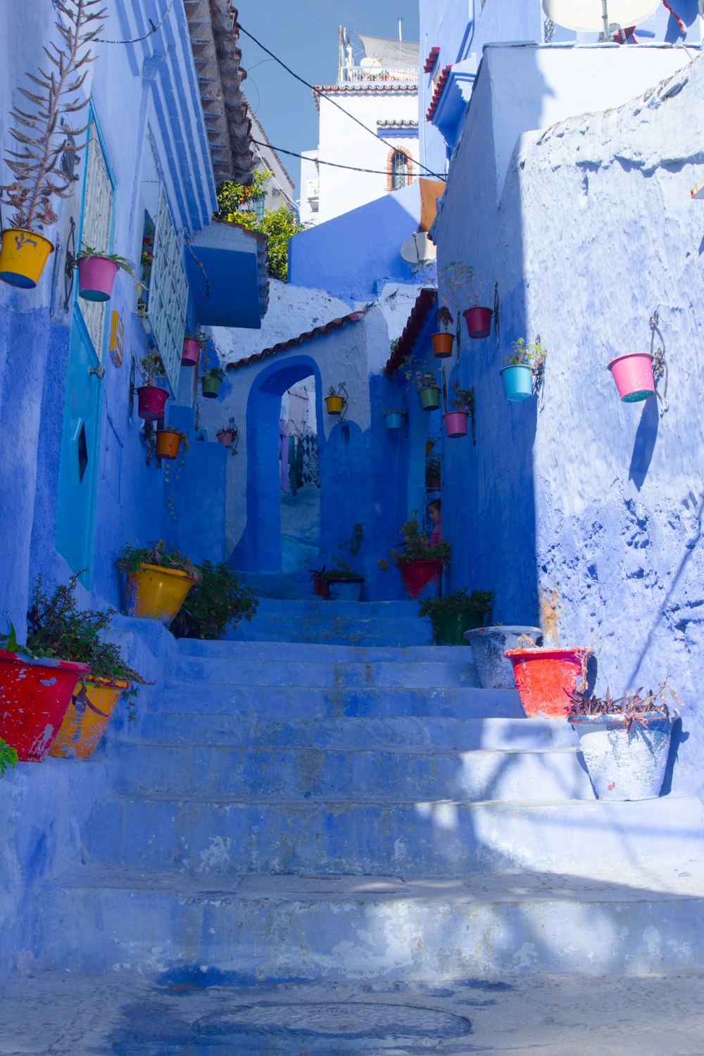 青と白のコンクリートの家