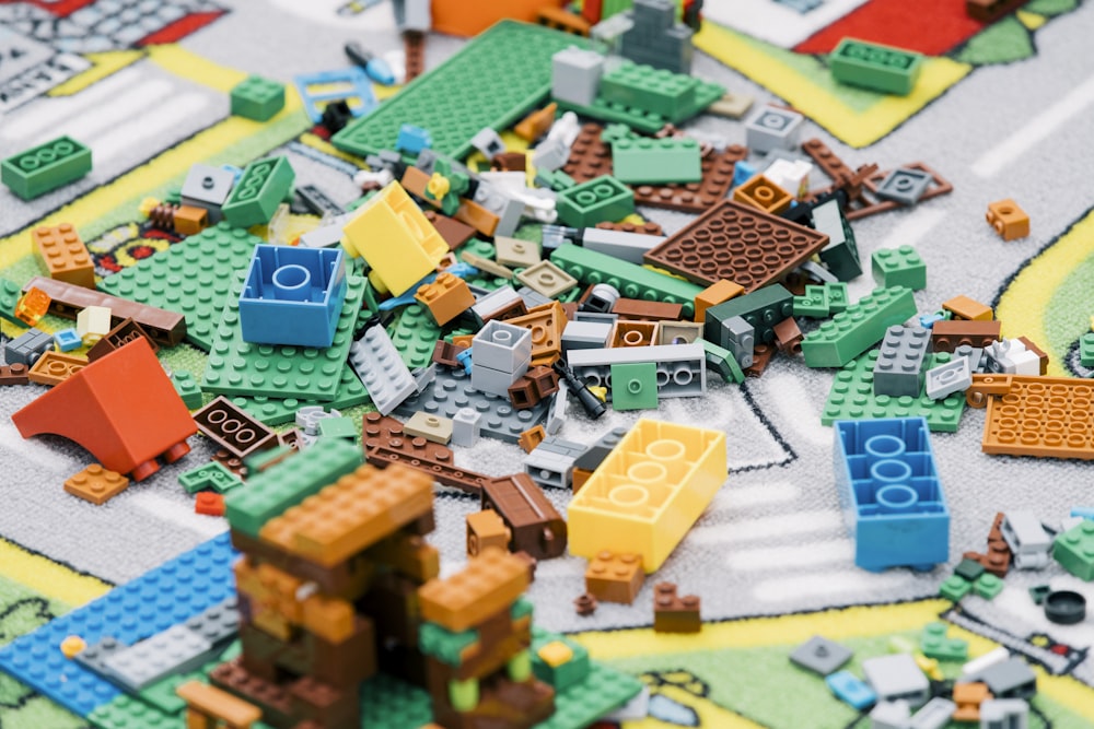Blocs Lego jaunes, verts et bleus