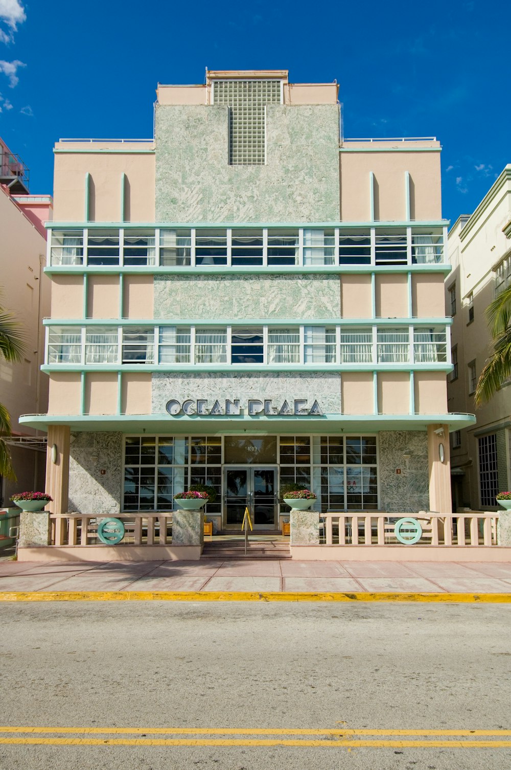 edifício de concreto branco e azul