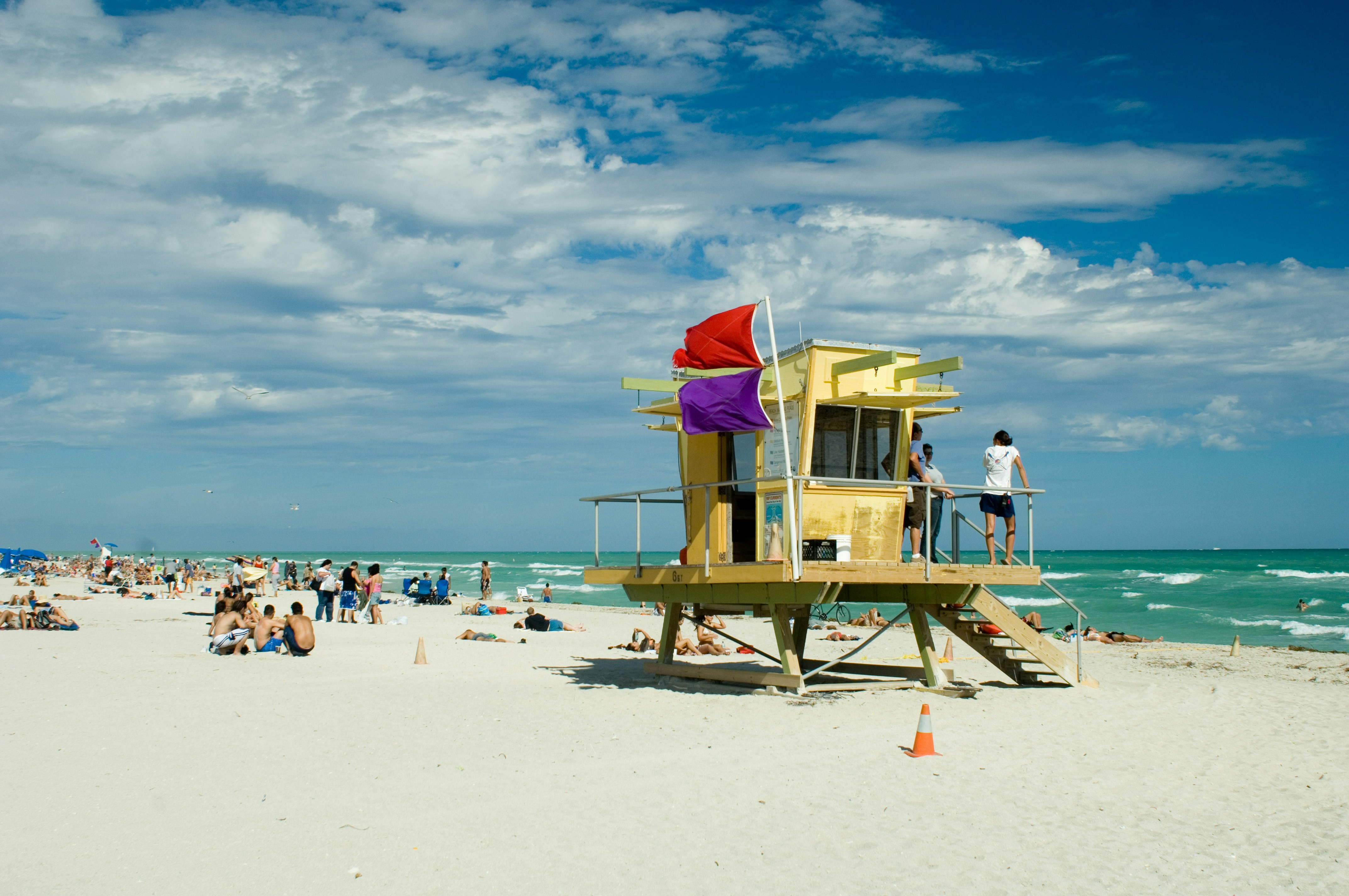 Gente en la playa durante el día