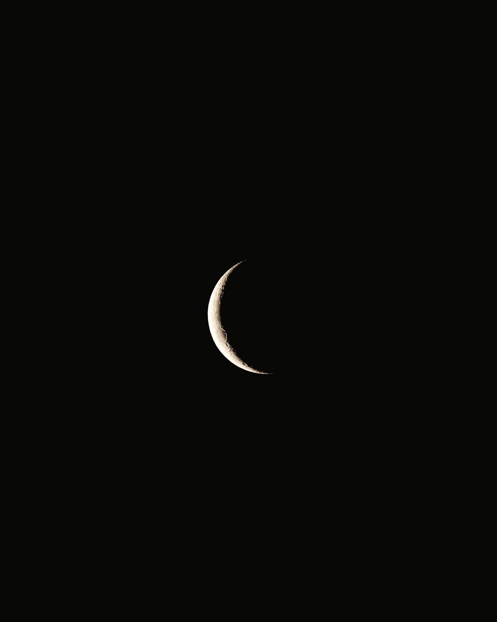 Sony a7 III + Sony FE 100-400mm F4.5-5.6 GM OSS sample photo. Crescent moon in the photography