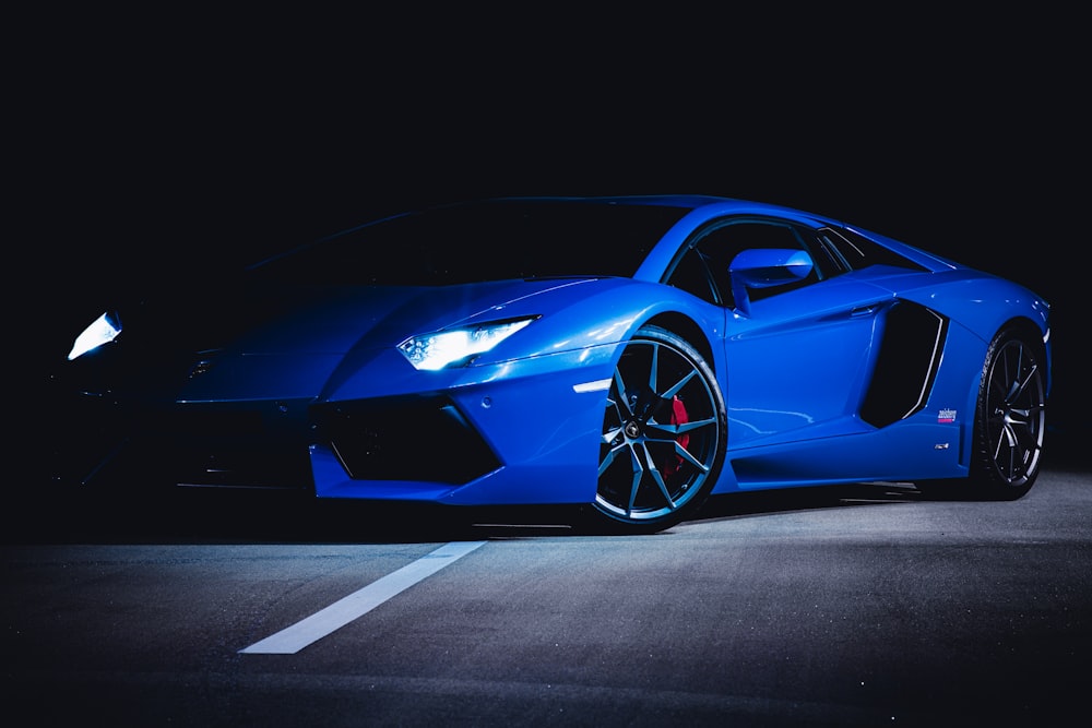 Ferrari 458 Italia azul sobre fondo negro