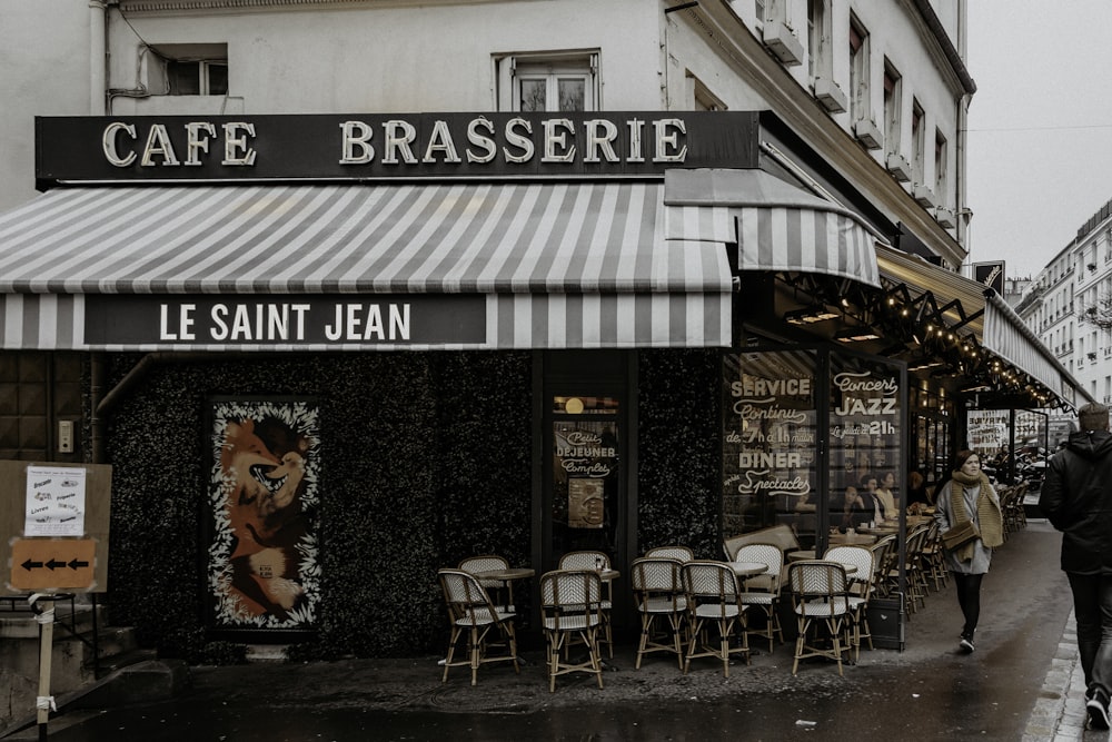 ristorante in bianco e nero con sedie e tavoli