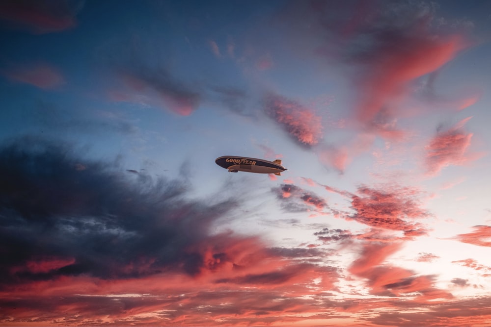 Weiß-schwarzes Flugzeug unter blauem Himmel