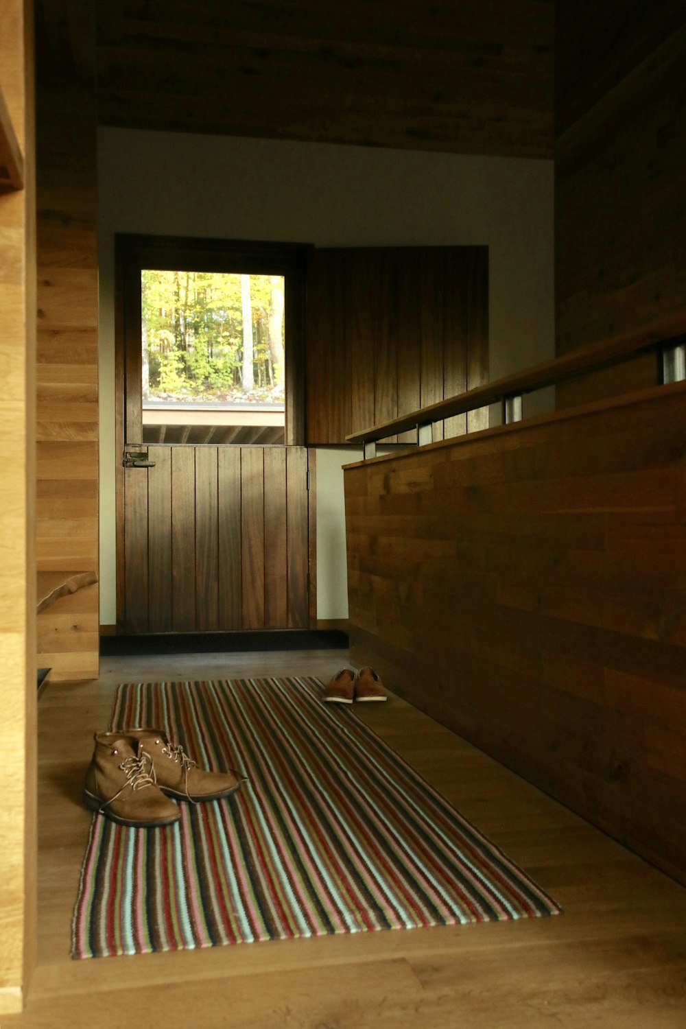 白い木製のドアの近くの茶色の木製の階段の写真 Unsplashで見つける木材の無料写真