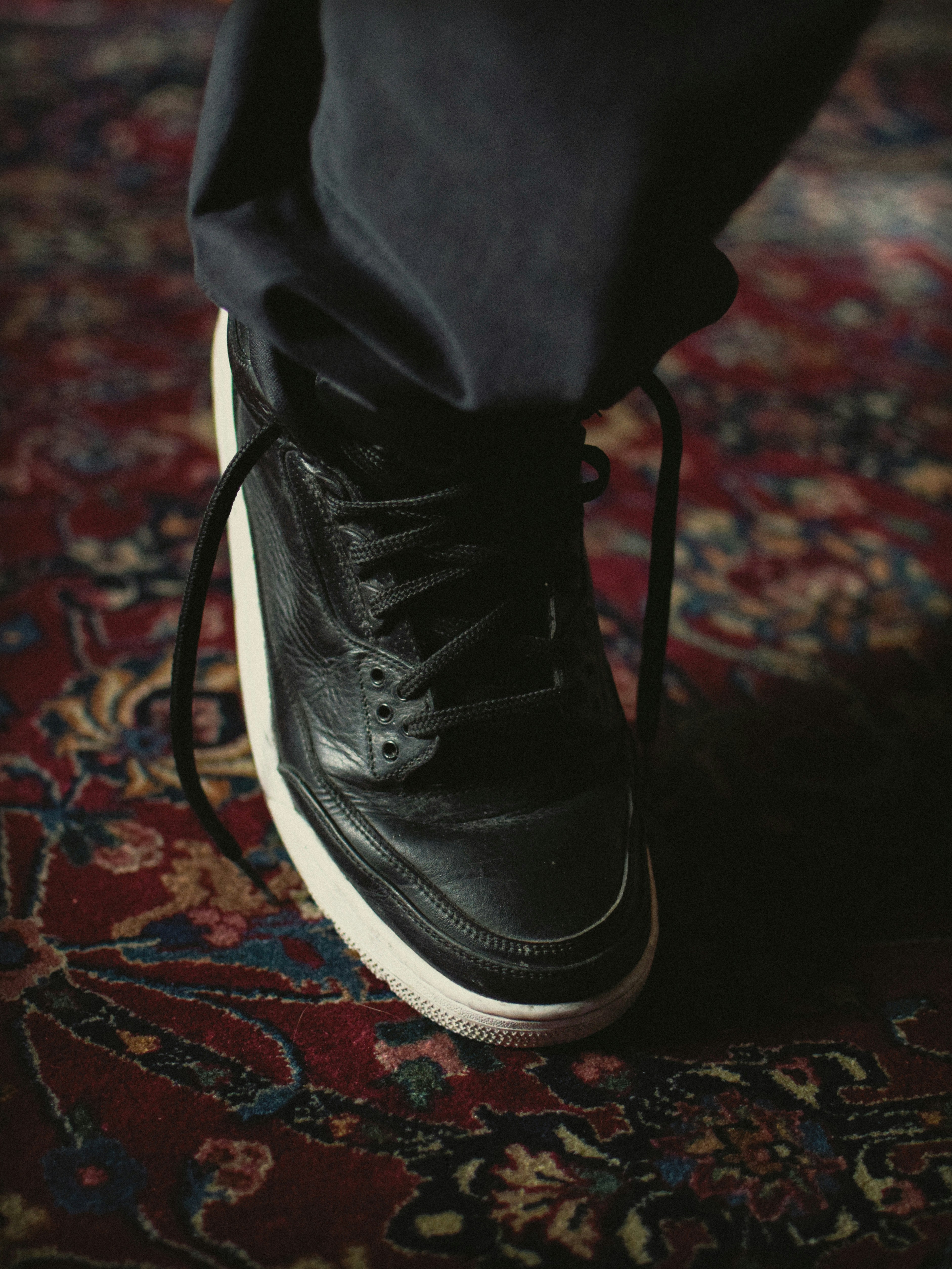 Persona que viste Nike Air Force 1 alta en blanco y negro